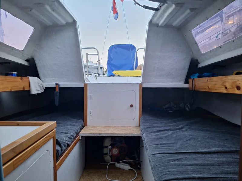Main cabin with two longitudinal berths and the table