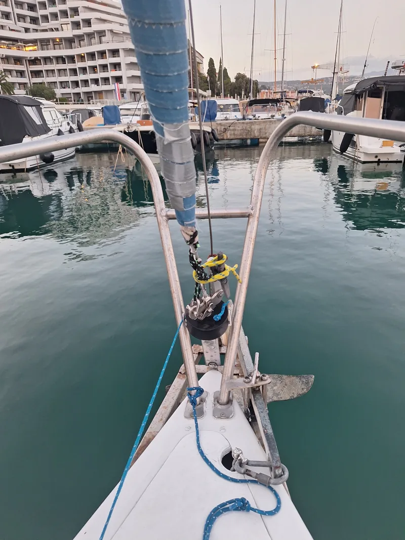 Foredeck, mast and roller furler