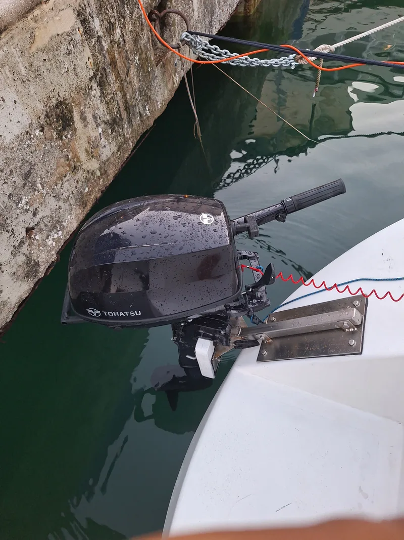 The outboard seen from the quay, in the water